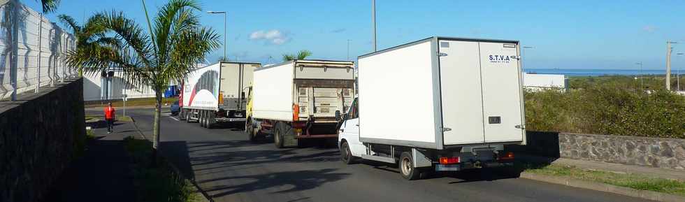 Nov 2013 - File d'attente des camions de livraisons Carrefour - ZAC Canabady