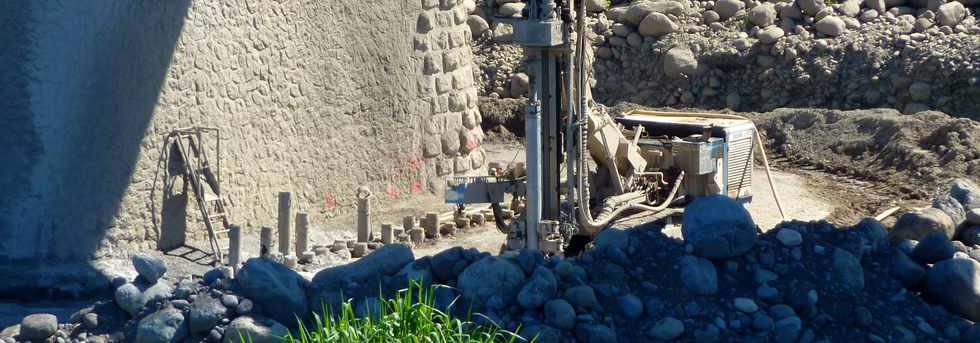 10 nov 2013 - St-Pierre - Travaux sur les piles de l'ancien pont