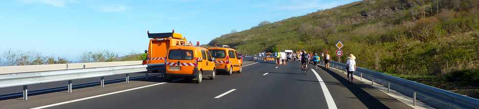 A pied,  vlo sur la route des Tamarins ... Opration route libre 17 novembre 2013 -