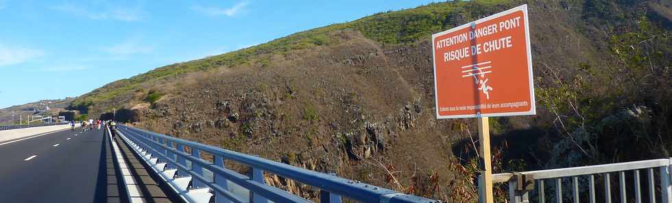 A pied,  vlo sur la route des Tamarins ... Opration route libre 17 novembre 2013 -