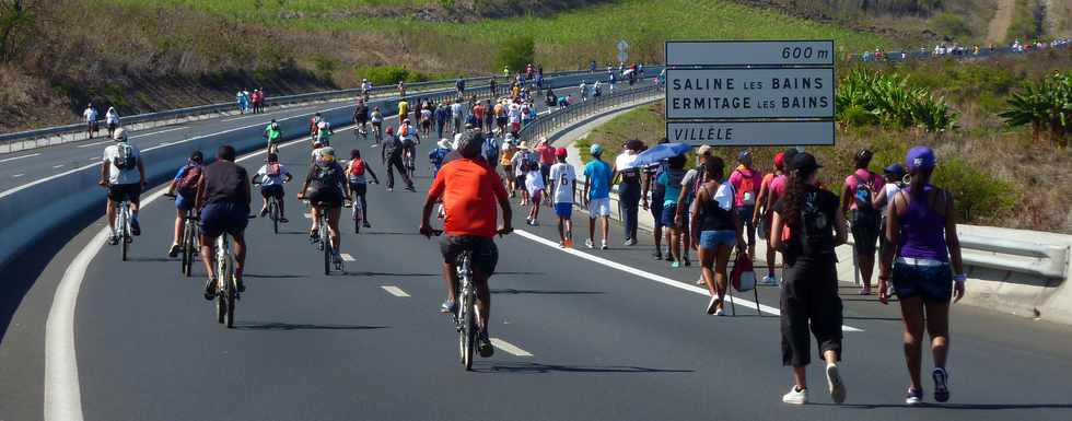 A pied,  vlo sur la route des Tamarins ... Opration route libre 17 novembre 2013 -