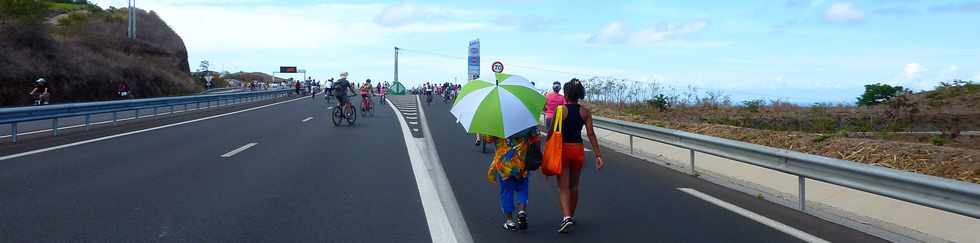 A pied,  vlo sur la route des Tamarins ... Opration route libre 17 novembre 2013 -