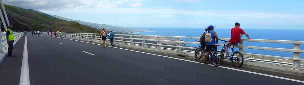 A pied,  vlo sur la route des Tamarins ... Opration route libre 17 novembre 2013 -