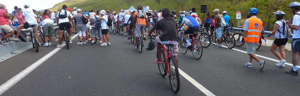 A pied,  vlo sur la route des Tamarins ... Opration route libre 17 novembre 2013 -