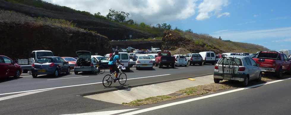 A pied, à vélo sur la route des Tamarins ... Opération route libre 17 novembre 2013 -
