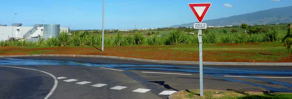 20 novembre 2013 - St-Pierre - ZAC Canbady - Cdez le passage dans le rond-point