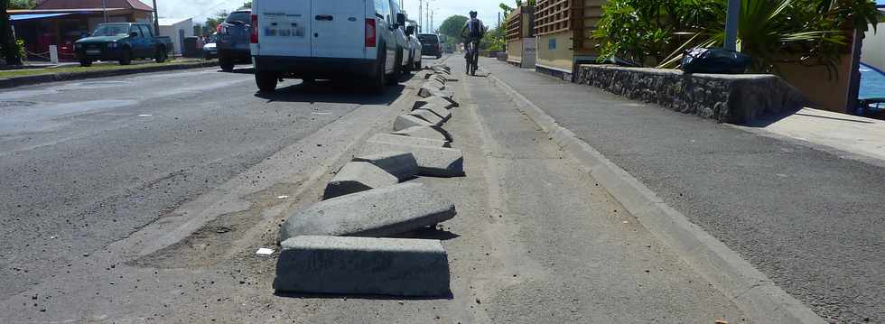 29 novembre 2013 - St-Pierre - Bd Hubert-Delisle -  Bordures piste cyclable dplaces