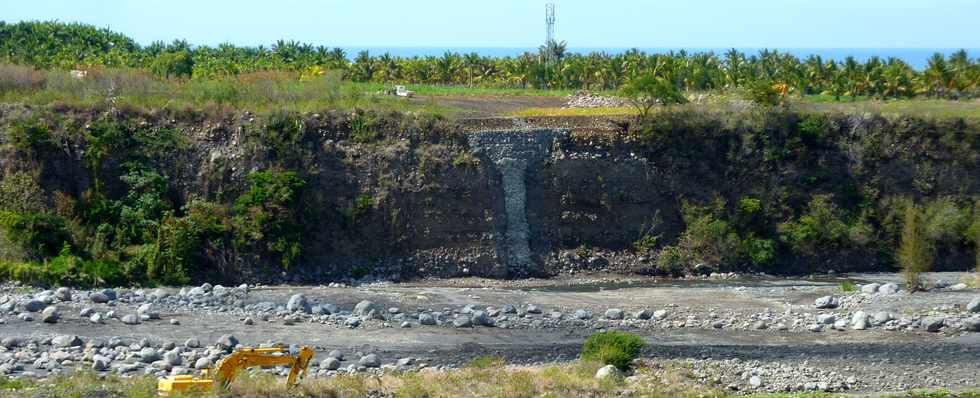 1er dcembre 2013 - Rivire St-Etienne - chantier de l'interconnexion des primtres irrigus du Bras de la Plaine et du Bras de Cilaos