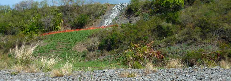 1er dcembre 2013 - Rivire St-Etienne - chantier de l'interconnexion des primtres irrigus du Bras de la Plaine et du Bras de Cilaos