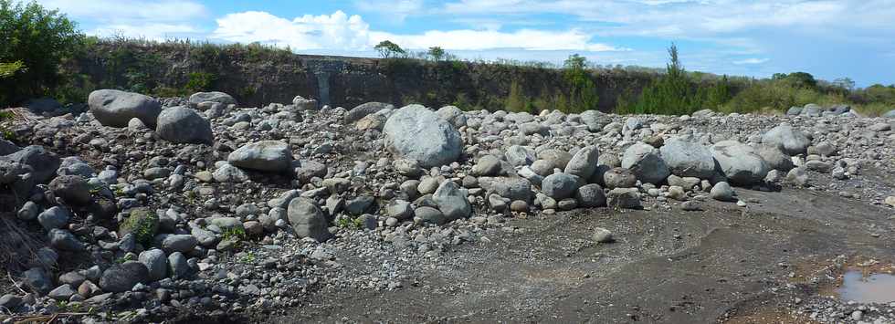 1er dcembre 2013 - Rivire St-Etienne - chantier de l'interconnexion des primtres irrigus du Bras de la Plaine et du Bras de Cilaos