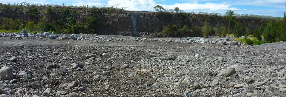 1er dcembre 2013 - Rivire St-Etienne - chantier de l'interconnexion des primtres irrigus du Bras de la Plaine et du Bras de Cilaos