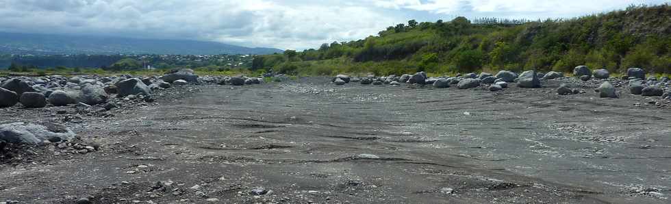 1er dcembre 2013 - Rivire St-Etienne - chantier de l'interconnexion des primtres irrigus du Bras de la Plaine et du Bras de Cilaos