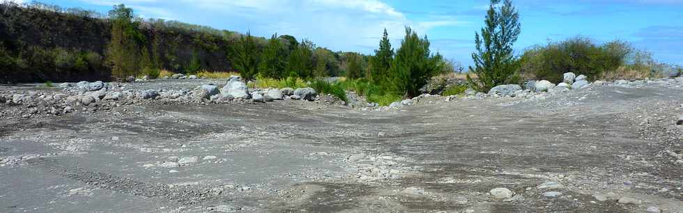1er décembre 2013 - Rivière St-Etienne - chantier de l'interconnexion des périmètres irrigués du Bras de la Plaine et du Bras de Cilaos