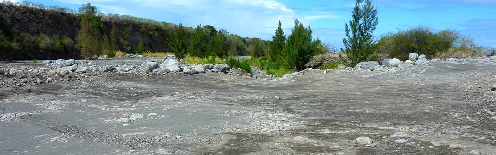 1er dcembre 2013 - Rivire St-Etienne - chantier de l'interconnexion des primtres irrigus du Bras de la Plaine et du Bras de Cilaos