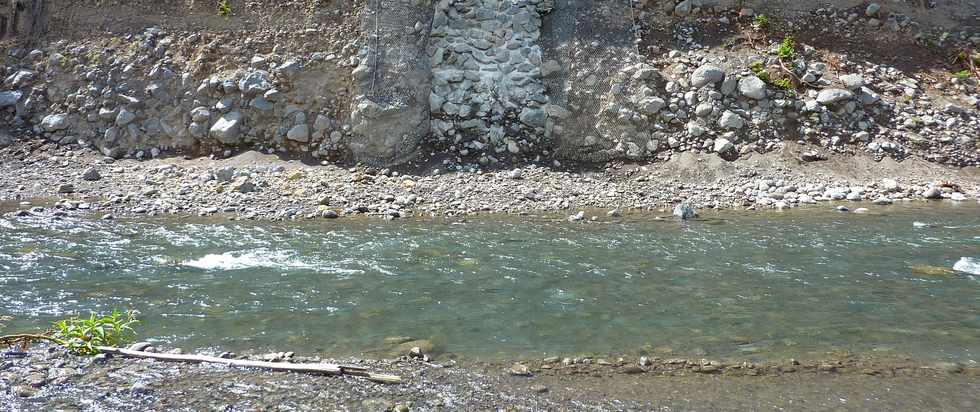 1er dcembre 2013 - Rivire St-Etienne - chantier de l'interconnexion des primtres irrigus du Bras de la Plaine et du Bras de Cilaos