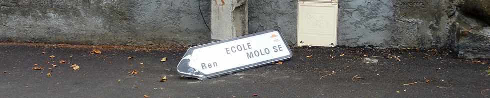 Pierrefonds - Panneau "Ecole Benjamin Moloïse" tombé