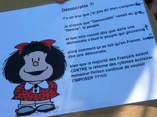 5 dcembre 2013 - St-Pierre - Rassemblement devant la mairie contre la rforme Peillon