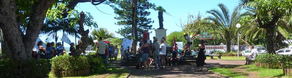 5 dcembre 2013 - St-Pierre - Rassemblement devant la mairie contre la rforme Peillon