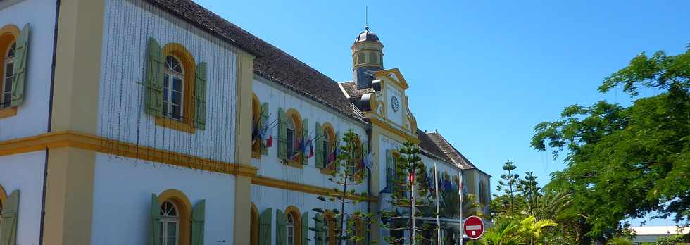 5 dcembre 2013 - St-Pierre - Guirlandes sur la mairie