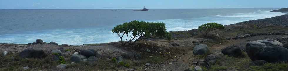 6 décembre 2013 - St-Pierre - Coral Sea Fos au large de Pierrefonds -