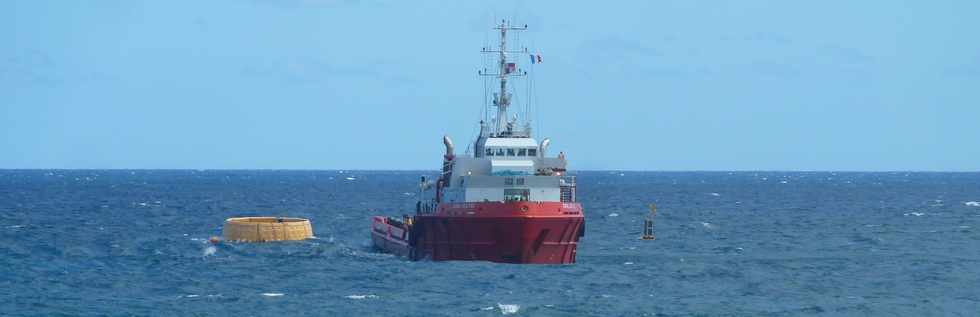 6 décembre 2013 - St-Pierre - Coral Sea Fos au large de Pierrefonds -