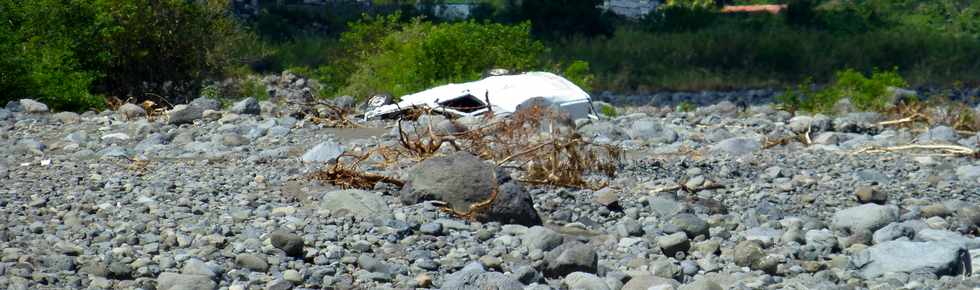 Bras de Cilaos - 12 janvier 2014 - Radier du Ouaki après le passage de Bélisa - Carcasse de véhicule