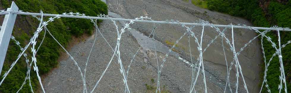 Grillages sur le pont du Bras de la Plaine