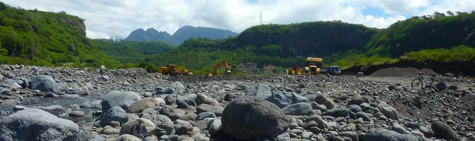 16 janvier 2014 - Réfection du radier du Ouaki après Béjisa -