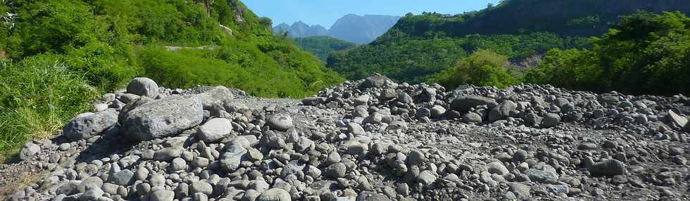 Radier du Ouaki - Janvier 2014 - Merlon de protection de rive droite après Béjisa