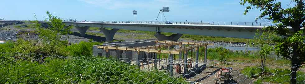 Janvier 2014 - St-Louis - Nouveau pont sur la rivire St-Etienne et temple tamoul en construction