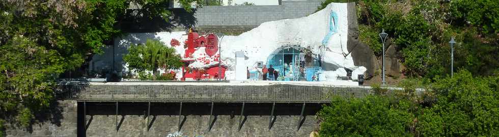 25 Janvier 2014 - St-Pierre - Incendie dans la grotte ND de Lourdes