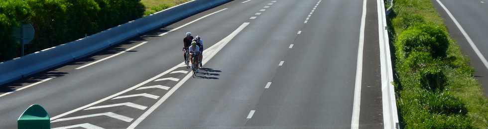 02/02/14 - St-Pierre - Cyclistes sur quatre-voies