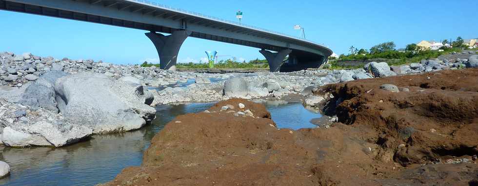 2 fvrier 2014 - Ancien pont amont sur la rivire St-Etienne - Coule boueuse ?