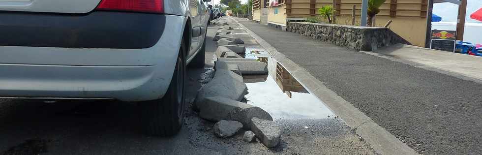 9 fvrier 2014 - St-Pierre - Ravine Blanche -  Bordures dplaces piste cyclable