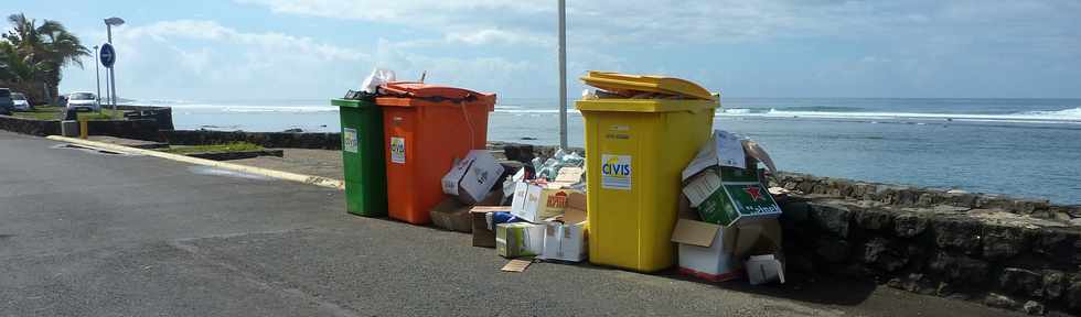 9 fvrier 2014 - St-Pierre - Poubelles sur le Petit Boulevard de la plage