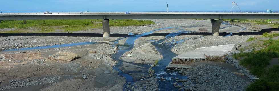 Fvrier 2014 - St-Louis - Rivire St-Etienne - Nouveau pont et ancien radier -