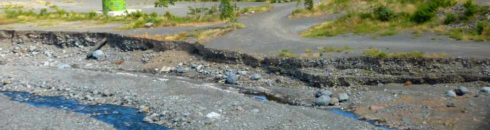 ars 2014 - Nouveau pont sur la rivire St-Etienne - Erosion en rive droite