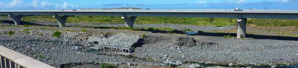 16 mars 2014 - Rivire St-Etienne - Nouveau pont et ancien radier -