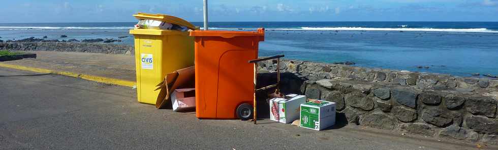 20 avril 2014 - Matin de Pques, poubelles sur le petit bd de la plage  St-Pierre