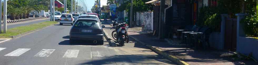 28 avril 2014 - St-Pierre - Motos stationnes sur piste cyclable du bd Hubert-Delisle