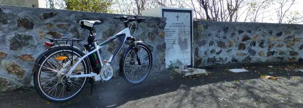 15 mai 2014 - St-Paul - Rampes de Plateau Caillou - Plaque 10 novembre 1957