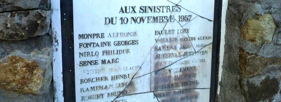 15 mai 2014 - St-Paul - Rampes de Plateau Caillou - Plaque souvenir du 10 novembre 1957