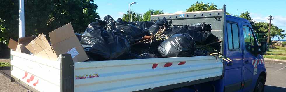 1er juin 2014 - St-Pierre - Camion de ramassage des déchets le dimanche matin par les srvices communaux