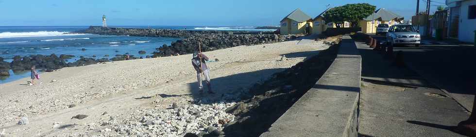 4 juin 2014 - St-Pierre - Terre Sainte - Ramassage des coraux sur la plage