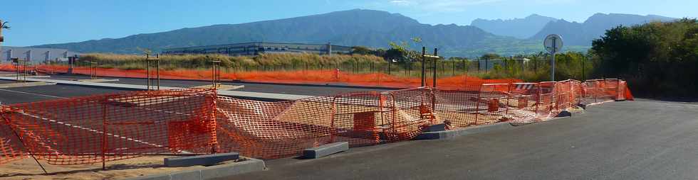 8 juin 2014 - St-Pierre - Chantier parkings  l'aroport de Pierrefonds