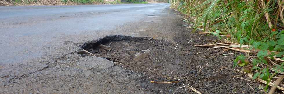 11 juin 2014 - St-Pierre - Nid de poule Chemin de Bassin Plat