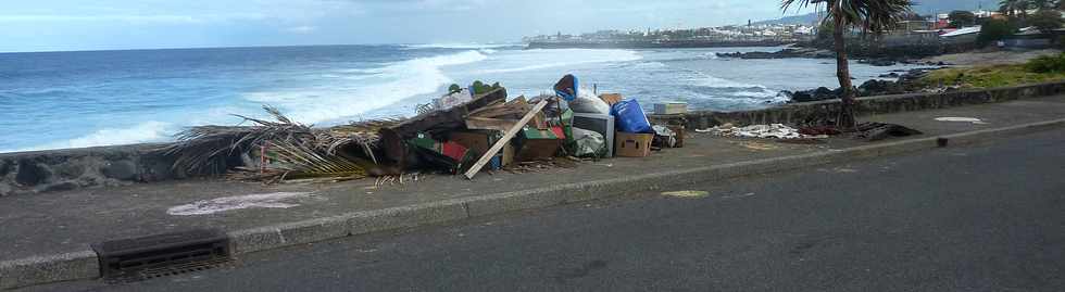 11 juin 2014 - St-Pierre - Terre Sainte - Promenade des Alizs - Dpts d'ordures