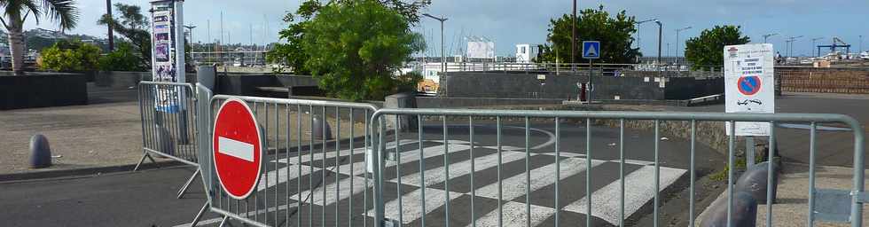 22 juin 2014 - St-Pierre - Houle - Accès interdit au quai du port