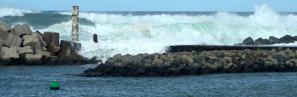 22 juin 2014 - St-Pierre - Houle - Port - Vagues au-dessus de l'Epi Jacob