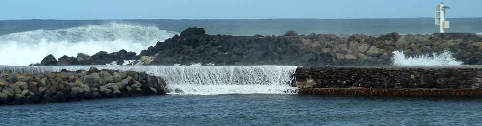 22 juin 2014 - St-Pierre - Houle - Port - Vagues au-dessus de l'Epi Jacob